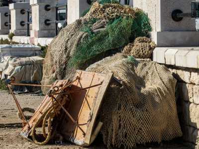 ...tra mucchi di reti da pesca...